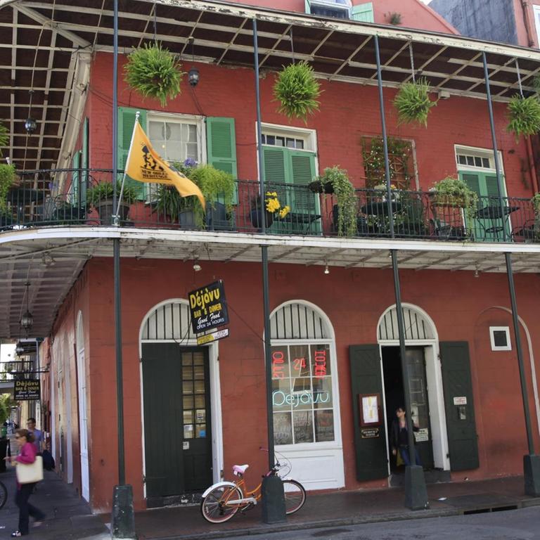 Das Gebäude wurde um 1850 an der Ecke Conti Street und Dauphine Streets gebaut. Ehemals befand sich hier das Rotlichtmillieu von New Orleans. Das Gebäude beherbergte auch schon einen Blumenladen, ein Frisörgeschäft und 1885 befand sich hier eine Opiumhöhle, die von chinesischen Brüdern geleitet wurde. Heute befindet sich dort ein Restaurant mit Bar, das den Namen "Déjà vu" besitzt. 
