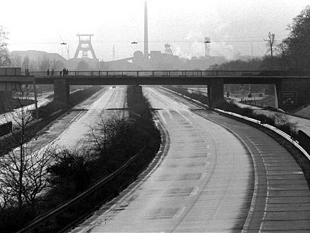 Autofreier Sonntag - Leere Straßen und Autobahnen, so wie hier im Schatten der Zeche Ewald in Recklinghausen, bestimmten am 25. November 1973 in folge der Ölkrise das Bild auf den bundesdeutschen Straßen.