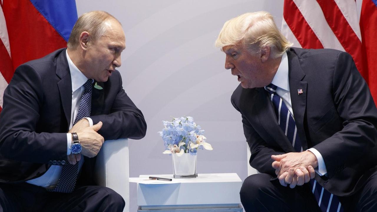 Das Bild zeigt den russischen Präsidenten Putin und US-Präsident Trump. file_source: dpa-Bildfunk / AP / Evan Vucci