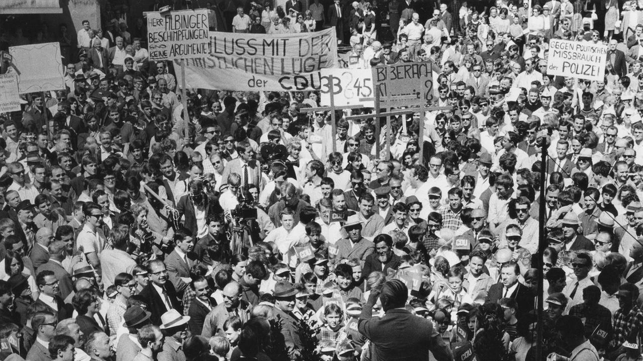 Demonstrationen der APO gegen den Auftritt von Bundeskanzler Kurt Georg Kiesinger am 22. April 1968 auf dem Biberacher Marktplatz.