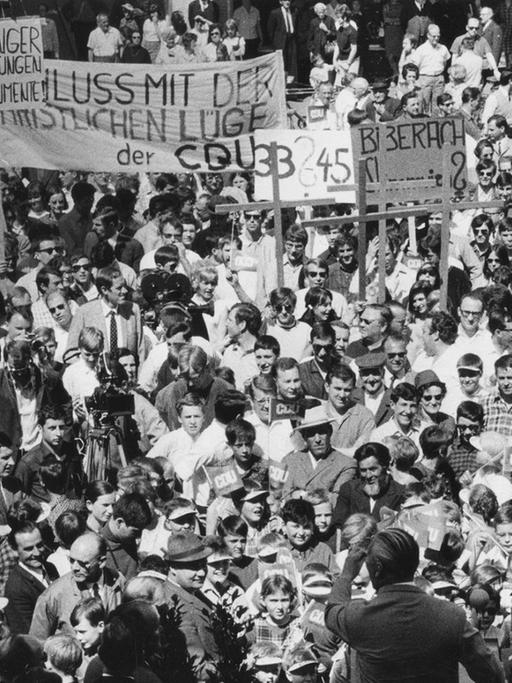 Demonstrationen der APO gegen den Auftritt von Bundeskanzler Kurt Georg Kiesinger am 22. April 1968 auf dem Biberacher Marktplatz.