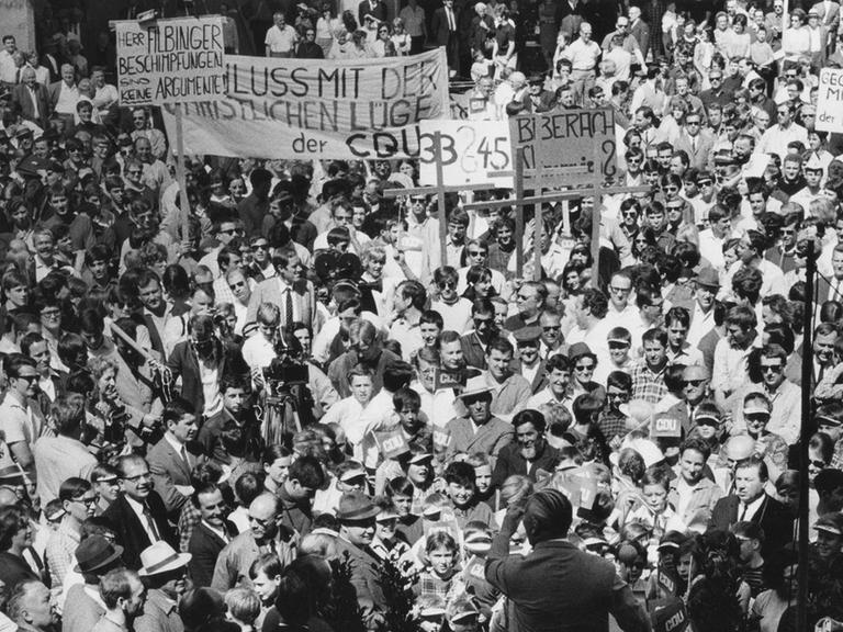 Demonstrationen der APO gegen den Auftritt von Bundeskanzler Kurt Georg Kiesinger am 22. April 1968 auf dem Biberacher Marktplatz.