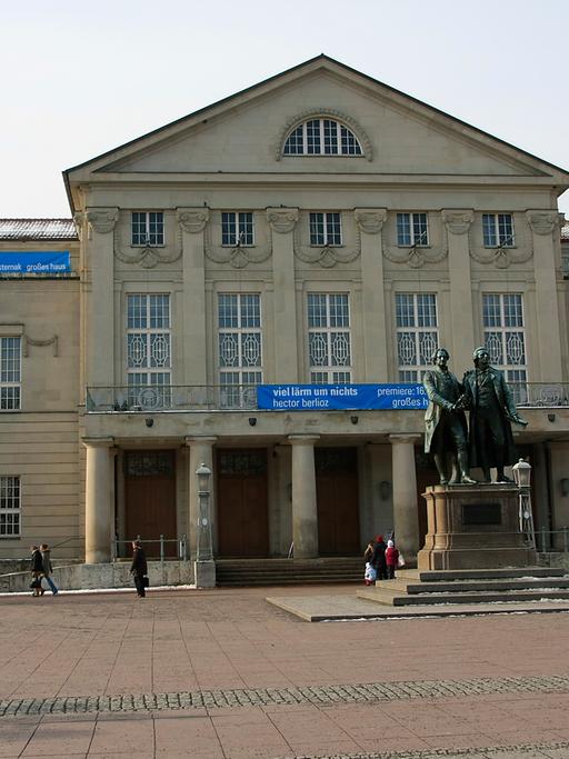 Theaterplatz von Weimar befindet sich das neoklassizistische Deutsche Nationaltheater mit dem Goethe- und Schiller- Denkmal