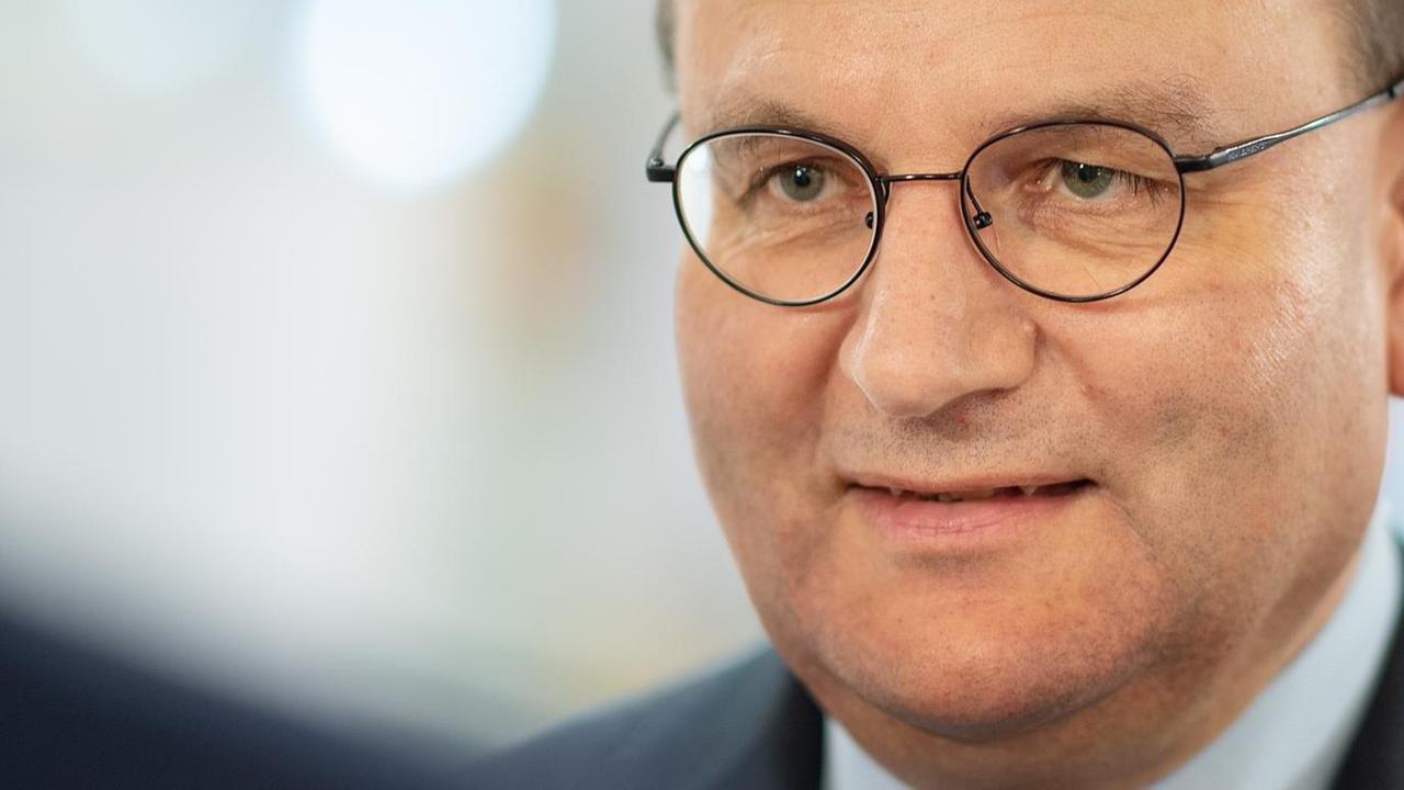 Ottmar Edenhofer, Direktor und Chefökonom des Potsdamer Instituts für Klimafolgenforschung (PIK), beim Weltklimagipfel. Ottmar Edenhofer, Direktor und Chefökonom des Potsdamer Instituts für Klimafolgenforschung (PIK), beim Weltklimagipfel.