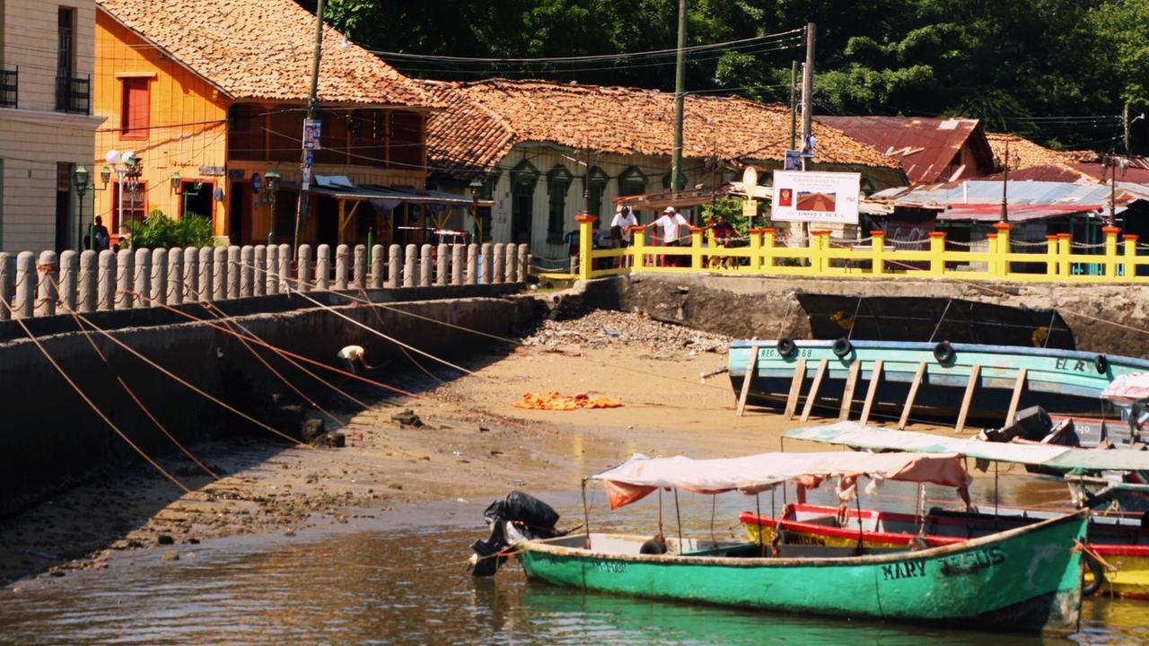 Amapala auf der Isla del Tigre  - Am Stranufer liegen einige Kleinboote