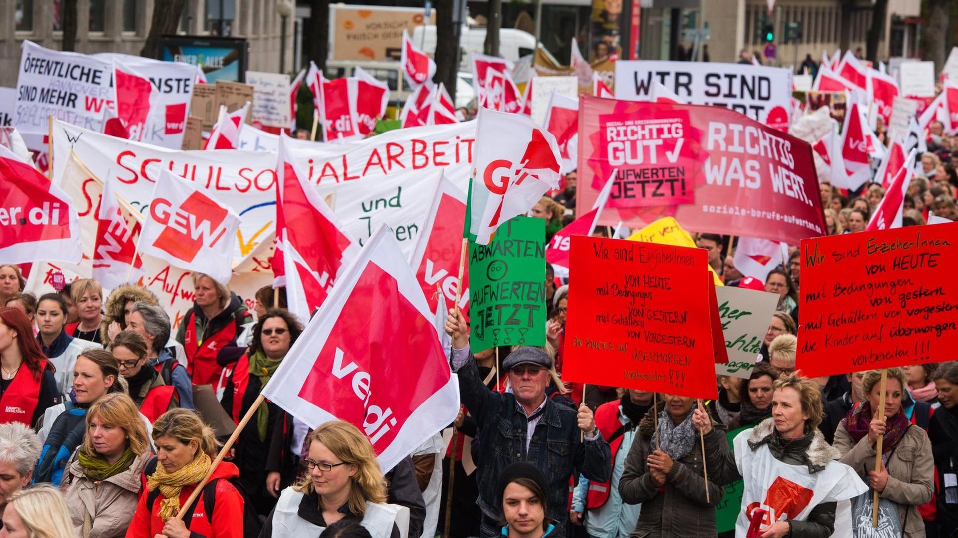 Erzieher halten am 28.05.2015 in Hamburg während einer Demonstration für mehr Lohn und Anerkennung Plakate und Transparente hoch.