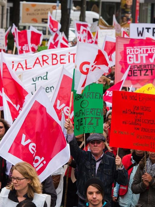 Erzieher halten am 28.05.2015 in Hamburg während einer Demonstration für mehr Lohn und Anerkennung Plakate und Transparente hoch.