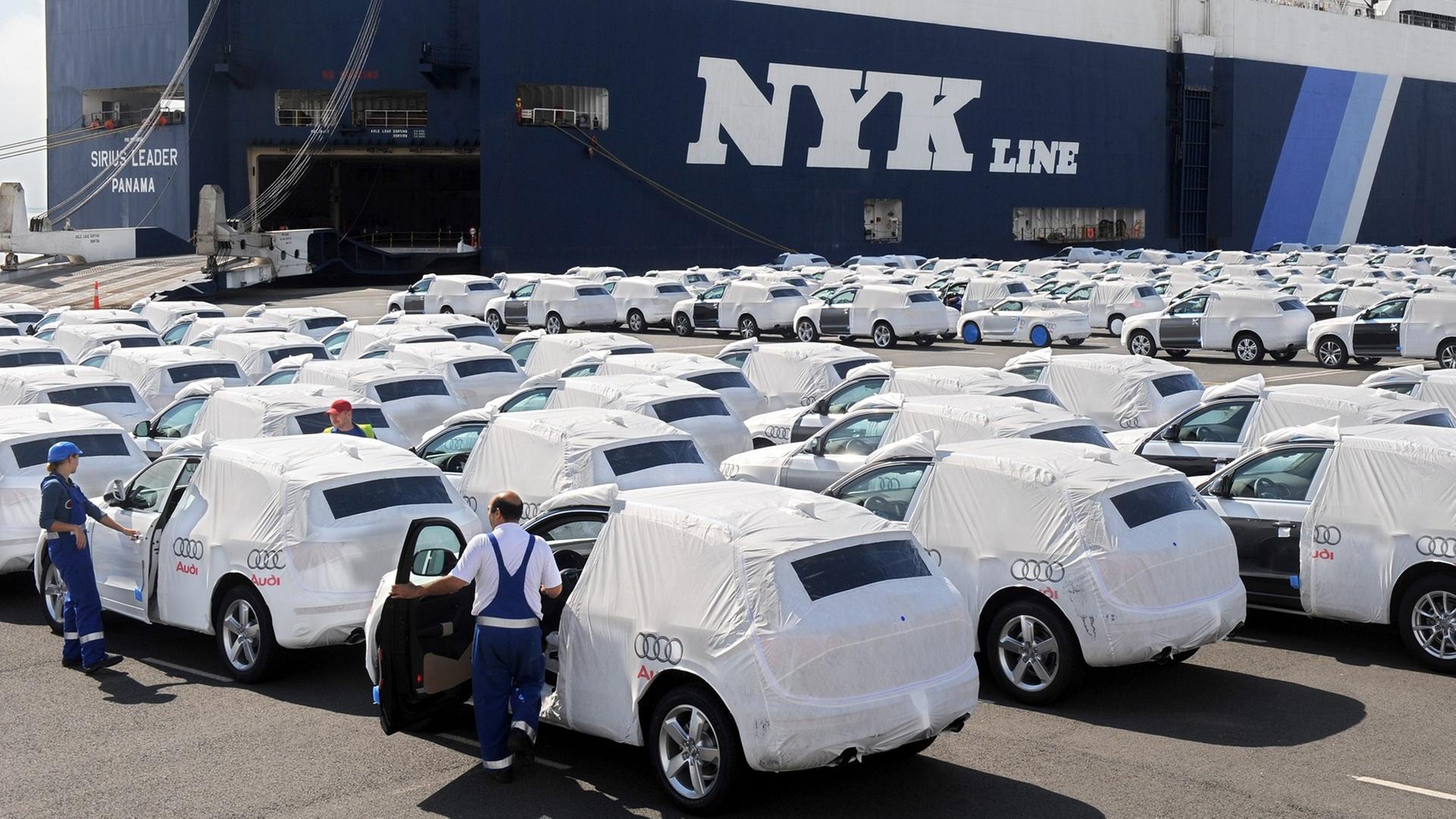 Neufahrzeuge von Audi werden auf dem VW-Autoterminal in Emden auf einen Autotransporter verladen.