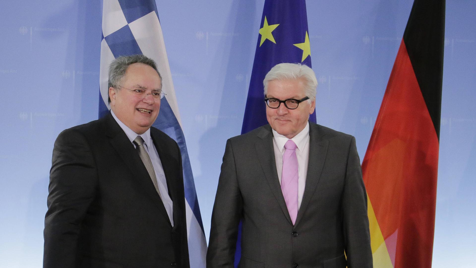 Bundesaußenminister Frank-Walter Steinmeier (SPD) und sein griechischer Amtskollege Nikos Kotzias schütteln für die Fotografen Hände.