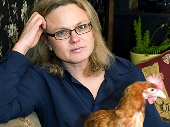 Die Schriftstellerin Karen Duve mit dem Huhn Rudi in ihrem Haus im brandenburgischen Ringenwalde