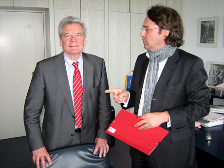 Präsidentschaftsjandidat Joachim Gauck und Deutschlandfunk-Chefredakteur Stefan Detjen (rechts)