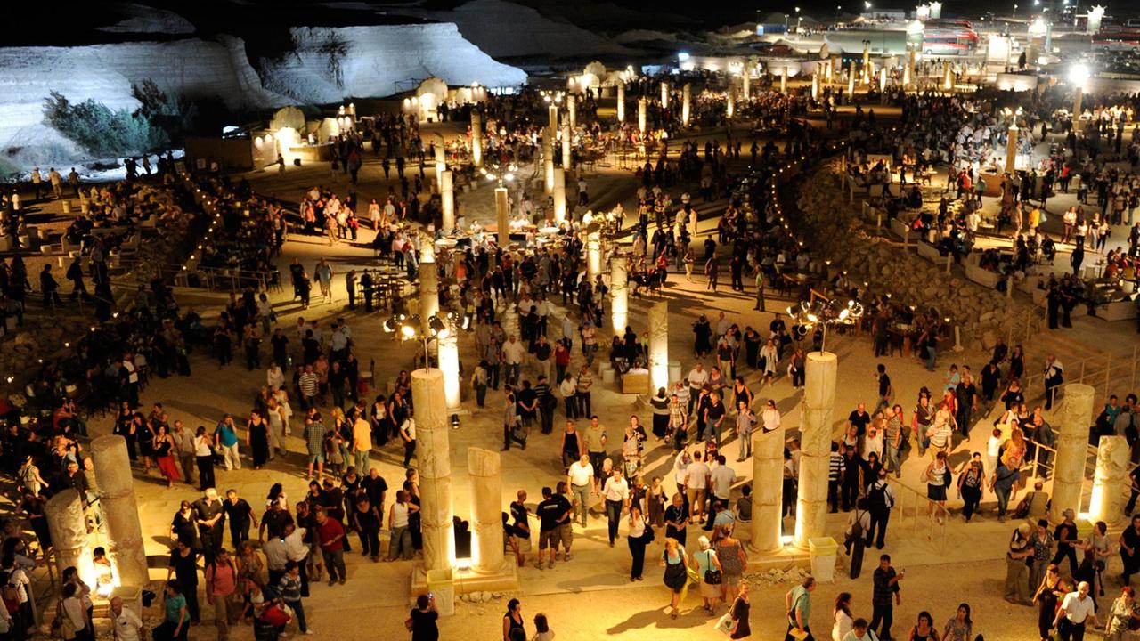 Besucher des israelischen Opernfestivals in Masada, inmitten der Negev-Wüste in Israel. Im Mittelpunkt der größten Kulturveranstaltung in Israels Geschichte steht dabei eine Neuinszenierung der Verdi-Oper «La Traviata». zu dpa «Die Wüste musikalisch zum Leben erwecken» vom 12.06.2014; ACHTUNG: Nur zur redaktionelle Verwendung im Zusammenhang mit der Berichterstattung über die Oper und bei vollständiger Nennung der Quelle «Yossi Zwecker/Israeli Opera»