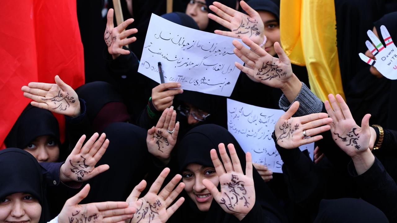 Iranische Frauen beteiligen sich in Teheran an Protesten gegen die USA.