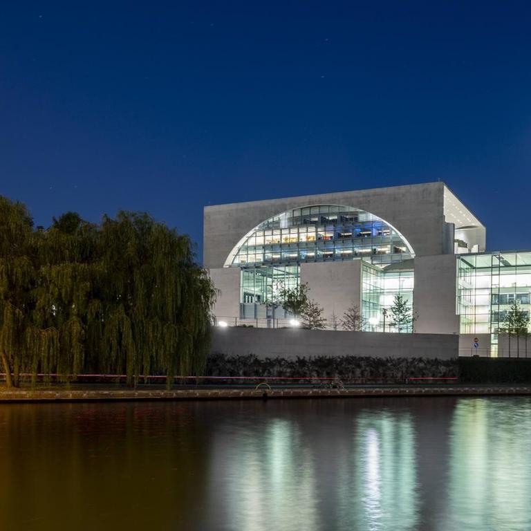 Das Kanzleramt an der Spree, in nächtlicher Stimmung