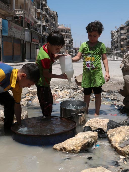Alltag im Krieg: Kinder holen in einem Rebellengebiet von Aleppo Wasser im Juli 2014