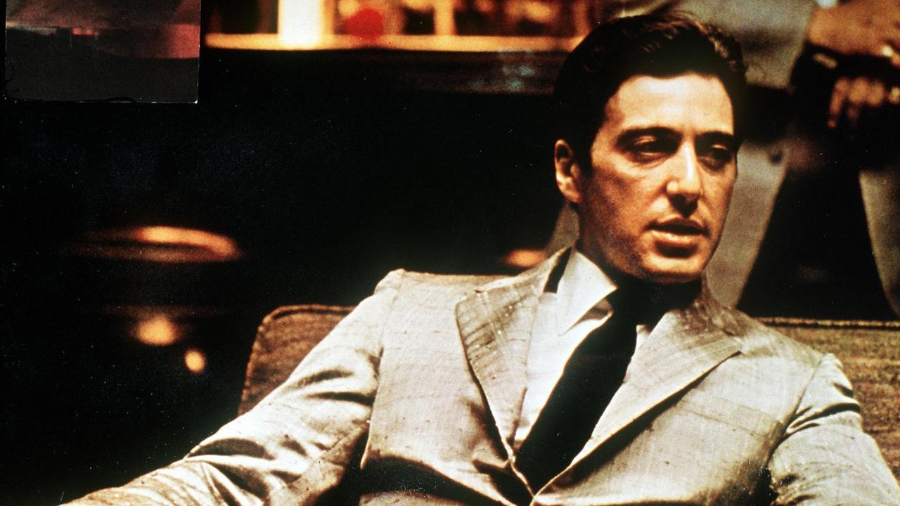 Im Teil 2 setzt sich Michael Corleone (AL PACINO), Sohn des verstorbenen Paten, als unumstrittener Chef des Familienclans durch, den er jedoch im Kampf um die Macht zerstört.