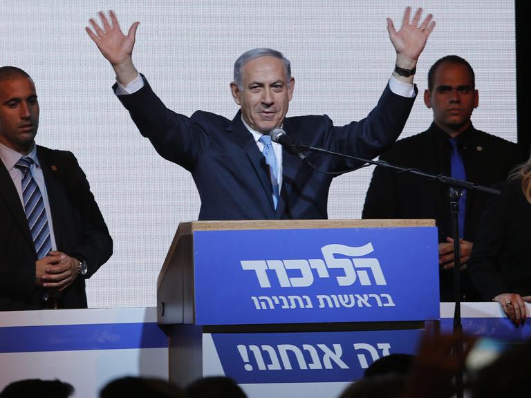 Der israelische Ministerpräsident Benjamin Netanjahu lässt sich nach dem Wahlsieg von seinen Anhängern feiern.