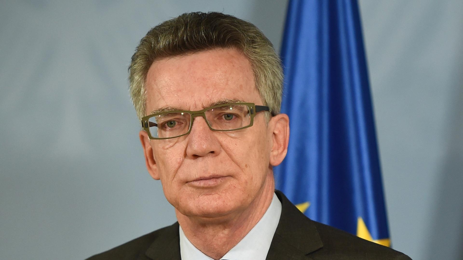 Bundesinnenminister Thomas de Maiziere (CDU) gibt ein Statement zum Verbot der militant-dschihadistischen Vereinigung "Tauhid Germany".