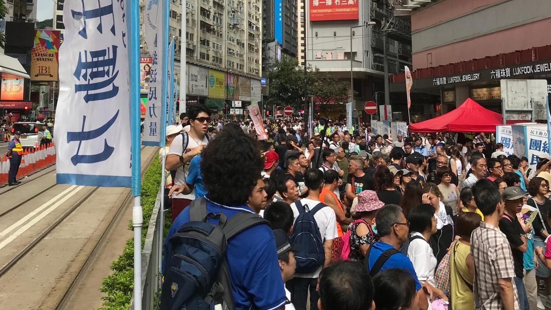 Die Teilnehmer der Protestaktion gegen China in Hongkong.