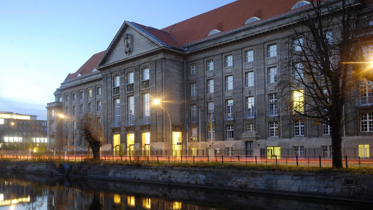 Das Bundesministerium der Verteidigung in Berlin, hier das Eingangsgebäude des Bendlerblocks am Landwehrkanal bei Nacht.