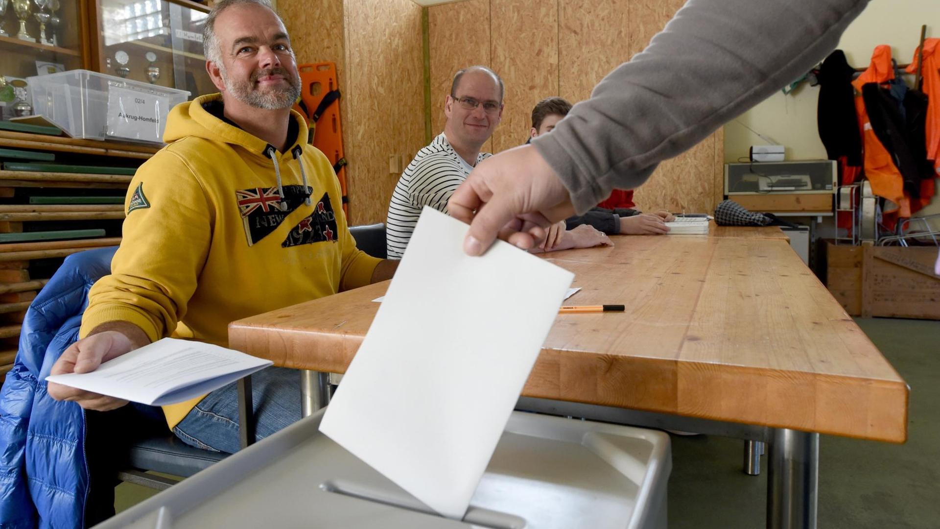 Ein Wähler wirft am 07.05.2017 in Aukrug-Homfeld (Schleswig-Holstein) im Wahlraum im Feuerwehrgerätehaus den Stimmzettel in die Wahlurne.