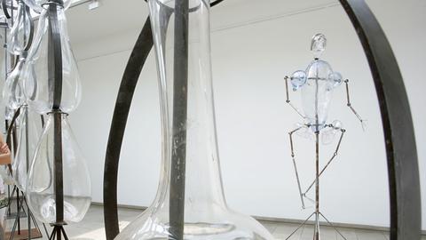 Arbeiten der Wiener Künstlerin Renate Korinek und des Künstlers Thomas Poggenhans aus Münster. Auf dem Bild zu sehen sind "Macht oder Machtanmaßung, 2004-2008" und "Zombies, 2006" (im Hintergrund).