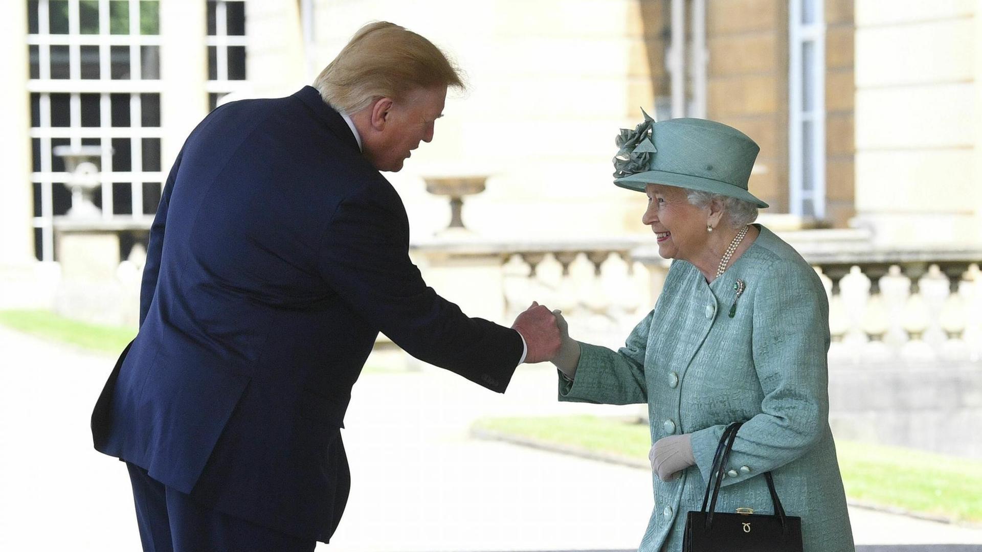 Großbritanniens Königin Elisabeth die Zweite empfängt den amerikanischen Präsidenten Donald Trump