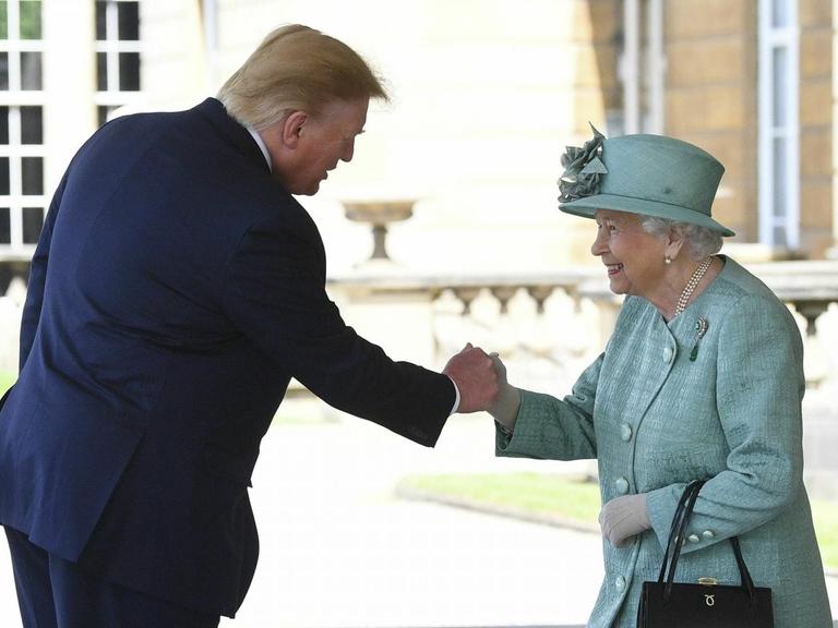 Großbritanniens Königin Elisabeth die Zweite empfängt den amerikanischen Präsidenten Donald Trump