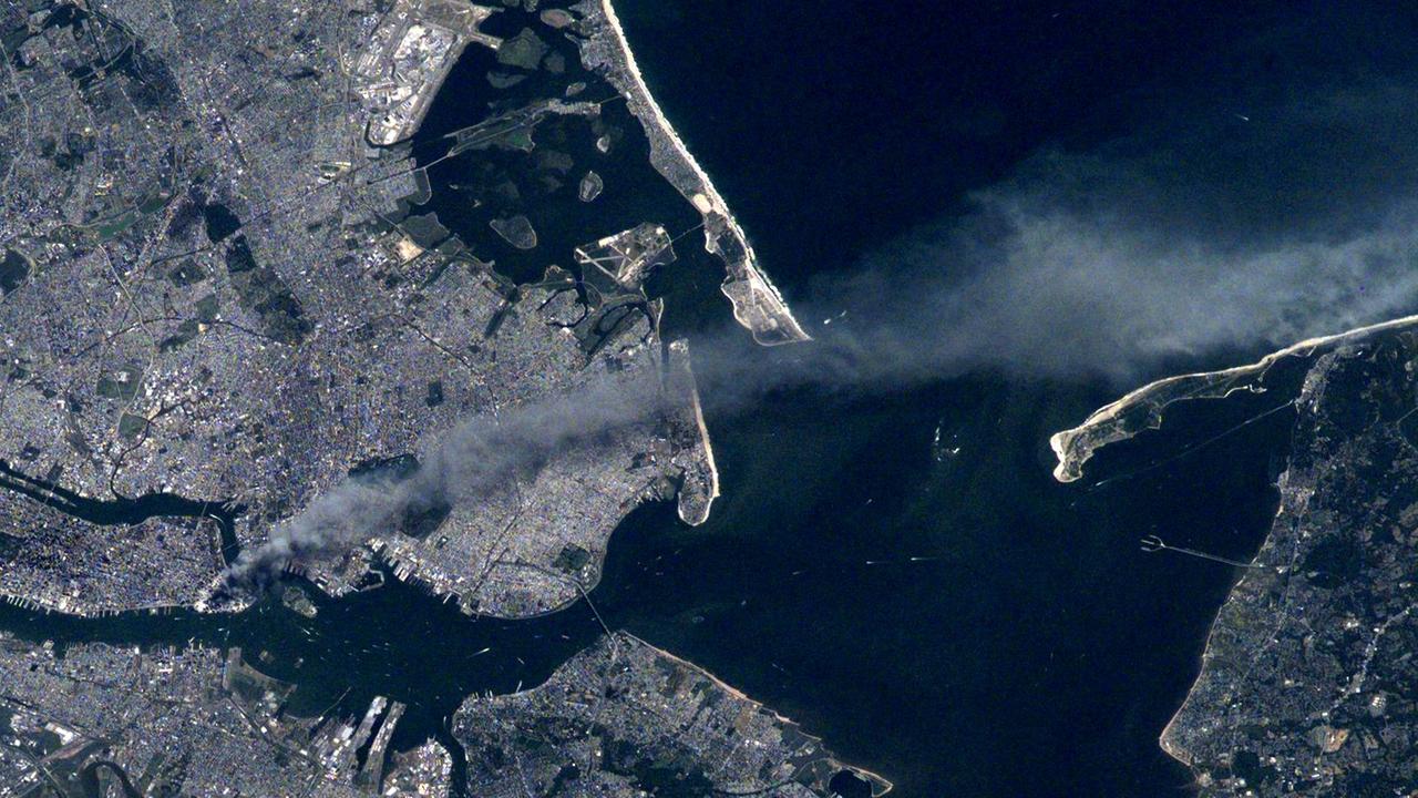 Am 11. September 2001 war Rauchfahne der brennenden Türme auch von der ISS aus zu sehen