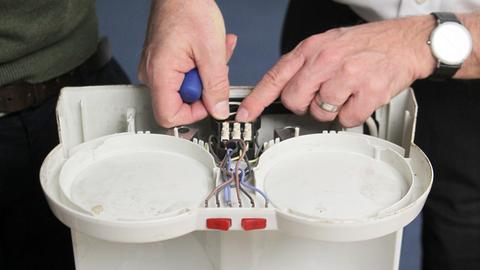 Zwei Hobby-Experten bei der Reparatur einer Kaffeemaschine
