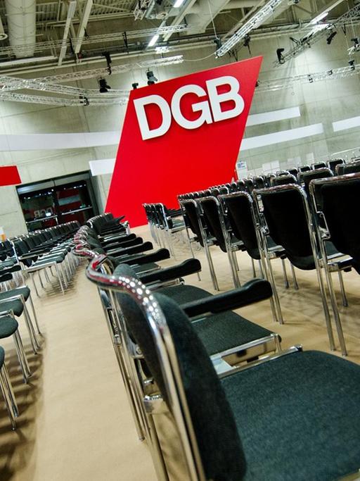 Leere Stühle stehen vor dem Logo des Deutschen Gewerkschaftsbundes (DGB) im CityTube in Berlin.