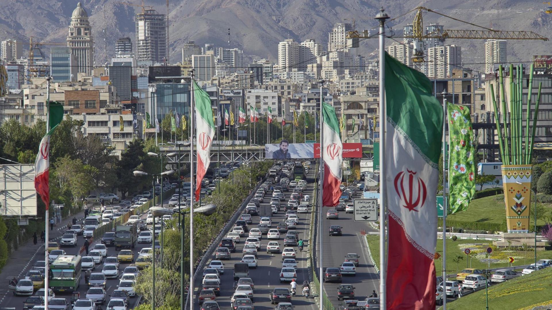 Teheran im Iran: Blick auf die Stadt vor dem Elburs-Gebirge