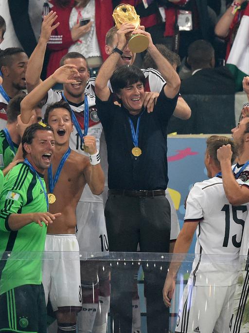Bundestrainer Joachim Löw feiert im Kreis seiner Spieler den WM-Triumph.