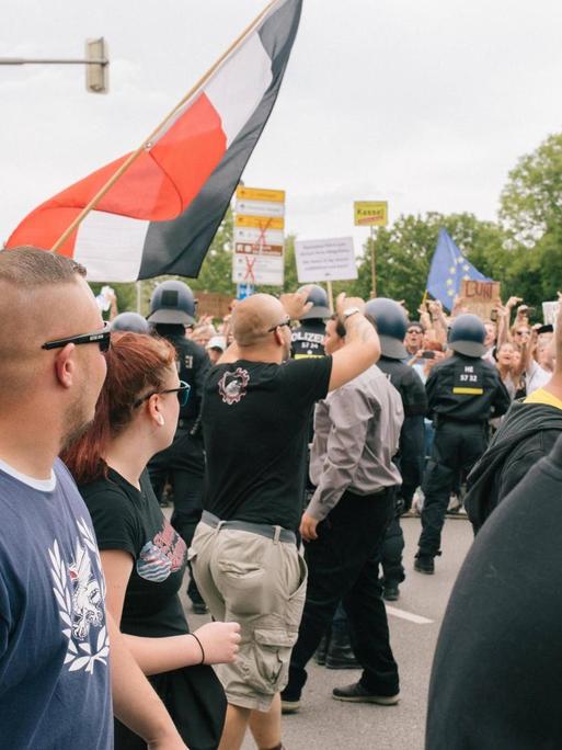 Demonstration von "Die Rechte in Kassel" mit Teilnehmer in "Combat 18"-Shirt