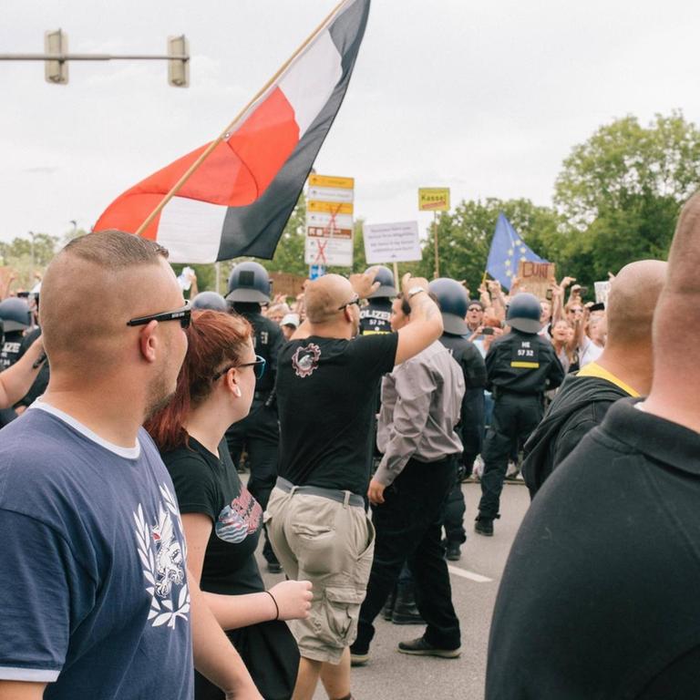 Demonstration von "Die Rechte in Kassel" mit Teilnehmer in "Combat 18"-Shirt