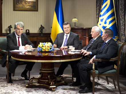 Der ukrainische Präsident Viktor Janukowitsch sitzt mit seinen Amtsvorgängern Leonid Krawtschuk, Leonid Kutschma und Viktor Juschtschenko zu Beratungen an einem Tisch.