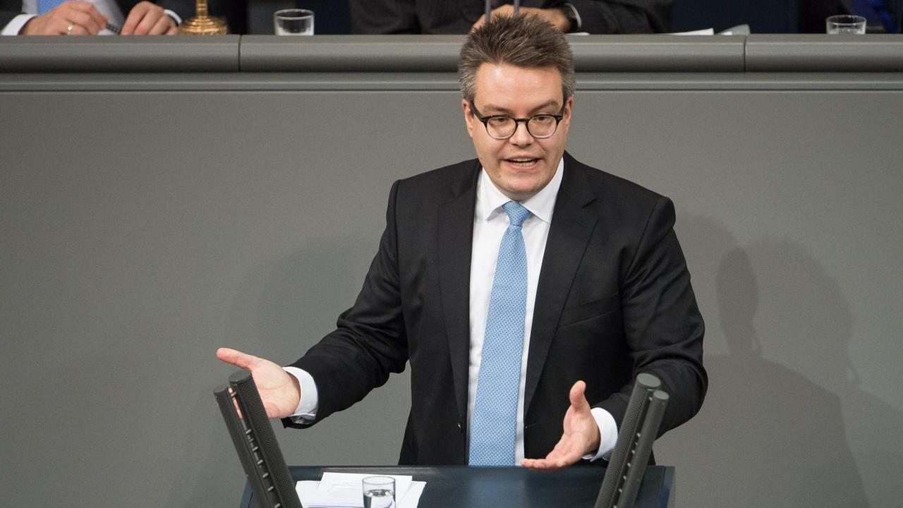 Tobias Lindner steht am 21.11.2017 im Bundestag in Berlinam Rednerpult