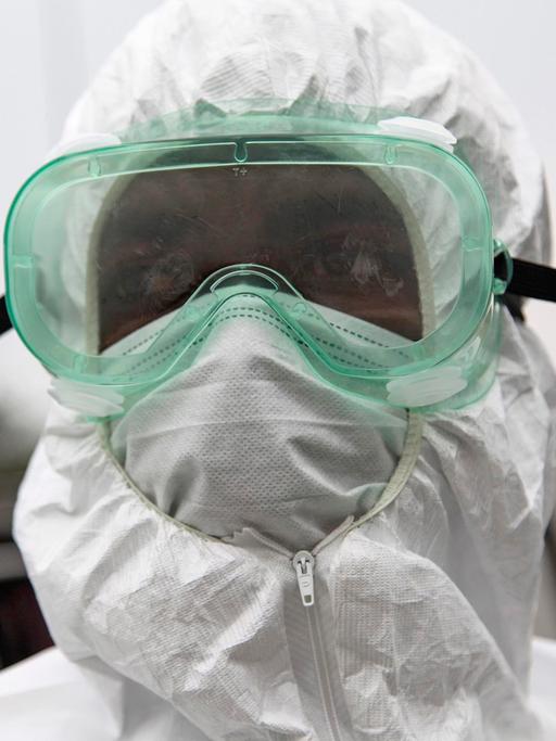Eine Krankenschwester in Monrovia, Liberia. Das westafrikanische Land verschärfte angesichts der Ebola-Epidemie den Ausnahmezustand.