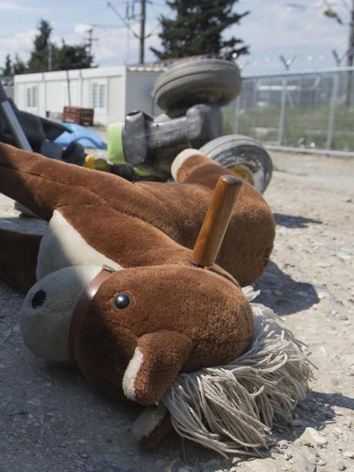 Ein Spielzeugpferd liegt vor dem Eingang eines Zeltes im Flüchtlinglager Idomeni, Griechenland.