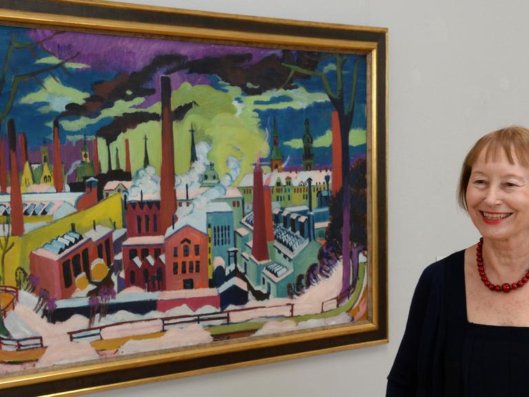 Die Direktorin der Kunstsammlungen in Chemnitz, Ingrid Mössinger, vor dem Gemälde "Chemnitzer Fabriken" des Expressionisten Ernst Ludwig Kirchner.