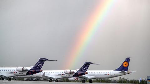 Während der ersten Coronawelle blieben, wie hier, am Münchner Flughafen Franz Josef Strauß, die Flugzeuge am Boden