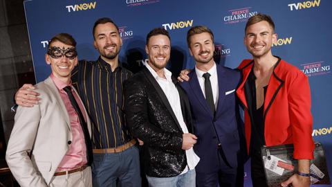 Nicolas Puschmann mit Kandidaten Manuel, Antonio, Simon und Pascal bei der Premiere der TVNOW Gay-Dating-Show Prince Charming.