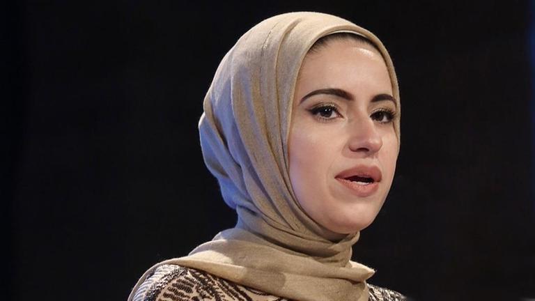 Mona Haydar spricht hier bei: Syrian Humanitarian Crisis to benefit the International Rescue Committee and Medecins Sans Frontieres , 2017 in New York City. 