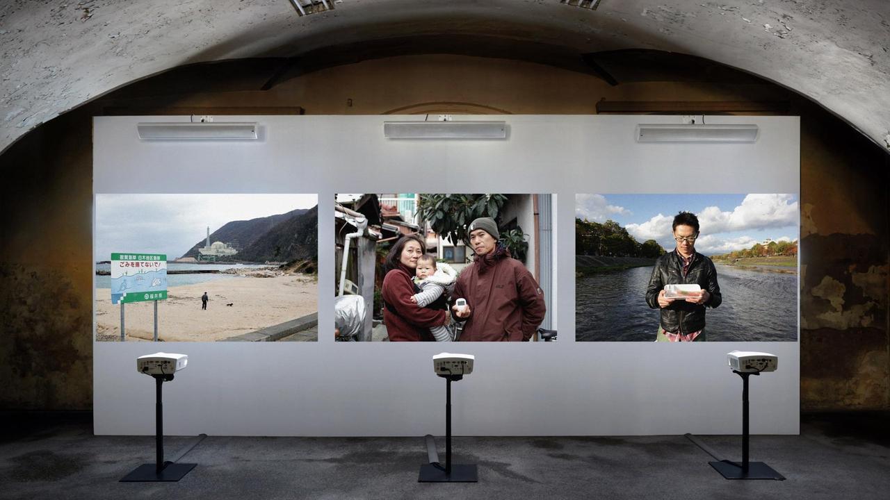 In drei Projektionen nebeneinander sprechen Anwohnerinnen von Fukushima über ihre unterschiedliche Wahrnehmung der Radioaktivität.