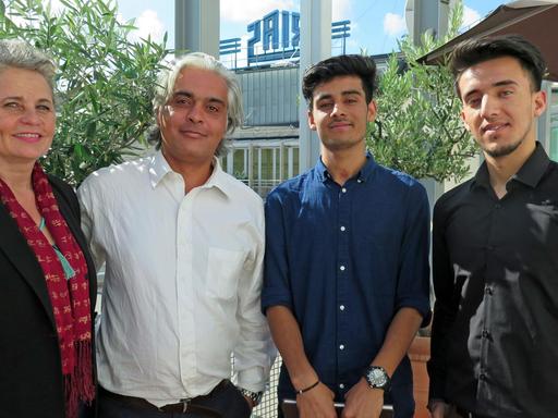 Susanne Koelbl (Initiatorin von The Poetry Project), Aarash Spanta (Übersetzer) und die beiden Autoren Shahzamir Hotaki und Samiullah Rasouli stehen auf der Dachterrasse von Deutschlandfunk Kultur.