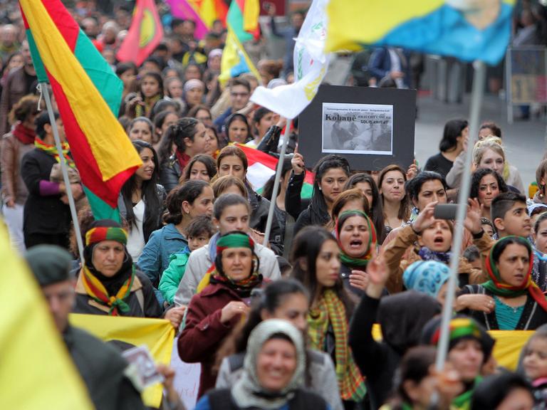 Mehrere hundert kurdische Demonstranten und deren Anhänger demonstrieren am 07.10.2014 in Münster (Nordrhein-Westfalen) gegen den Terror der IS Miliz in Nordsyrien an der türkischen Grenze. Mit Protestaktionen und Besetzungen haben kurdische Demonstranten in vielen deutschen und europäischen Städten auf die verzweifelte Lage in der umkämpften syrischen Grenzstadt Kobane aufmerksam gemacht.