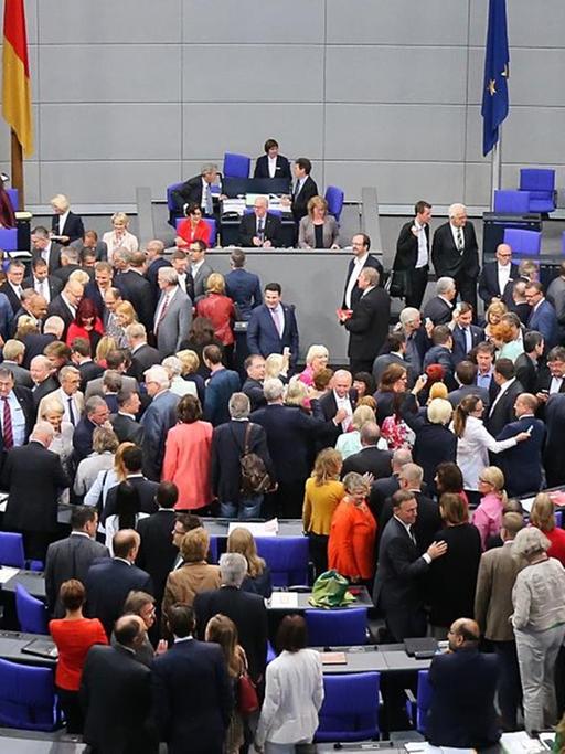 Parlamentarier nehmen im Bundestag in Berlin an der Abstimmung zu Eheschließung für Personen gleichen Geschlechts teil.