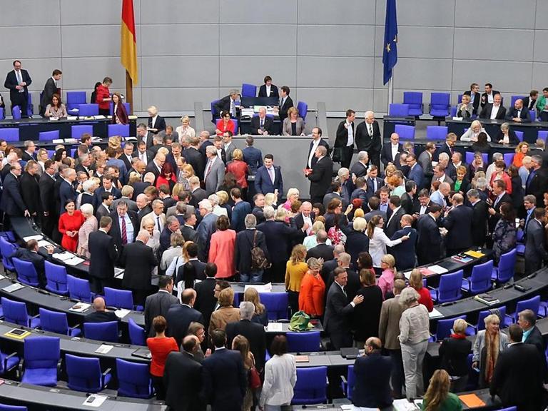 Parlamentarier nehmen im Bundestag in Berlin an der Abstimmung zu Eheschließung für Personen gleichen Geschlechts teil.