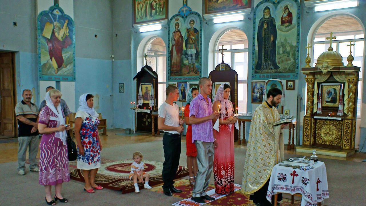 Eine Hochzeit in der Ukrainisch-Orthodoxen Kirche in Simferopol auf der Krim