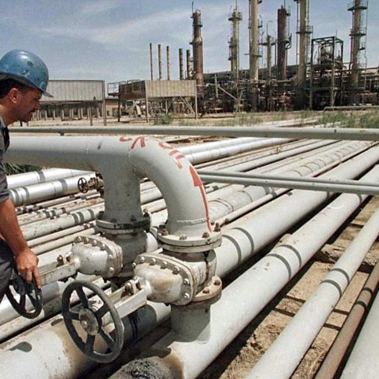 Ein irakischer Arbeiter überprüft in Kirkuk eine Ölpipeline.